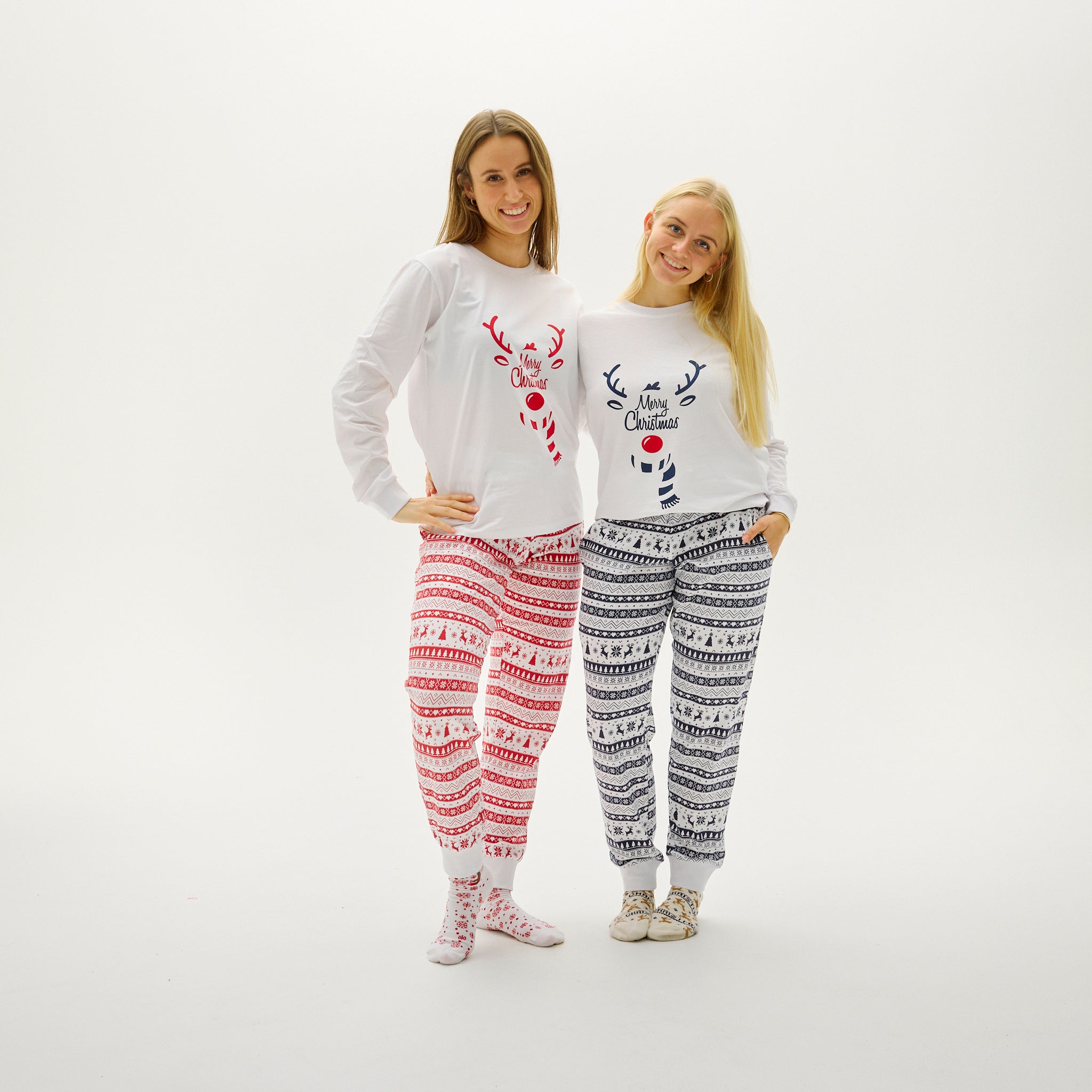 Weihnachtspyjama Damen mit Rentiermotiv, rote und graue gemusterte Hose, nachhaltig und stretchbar.